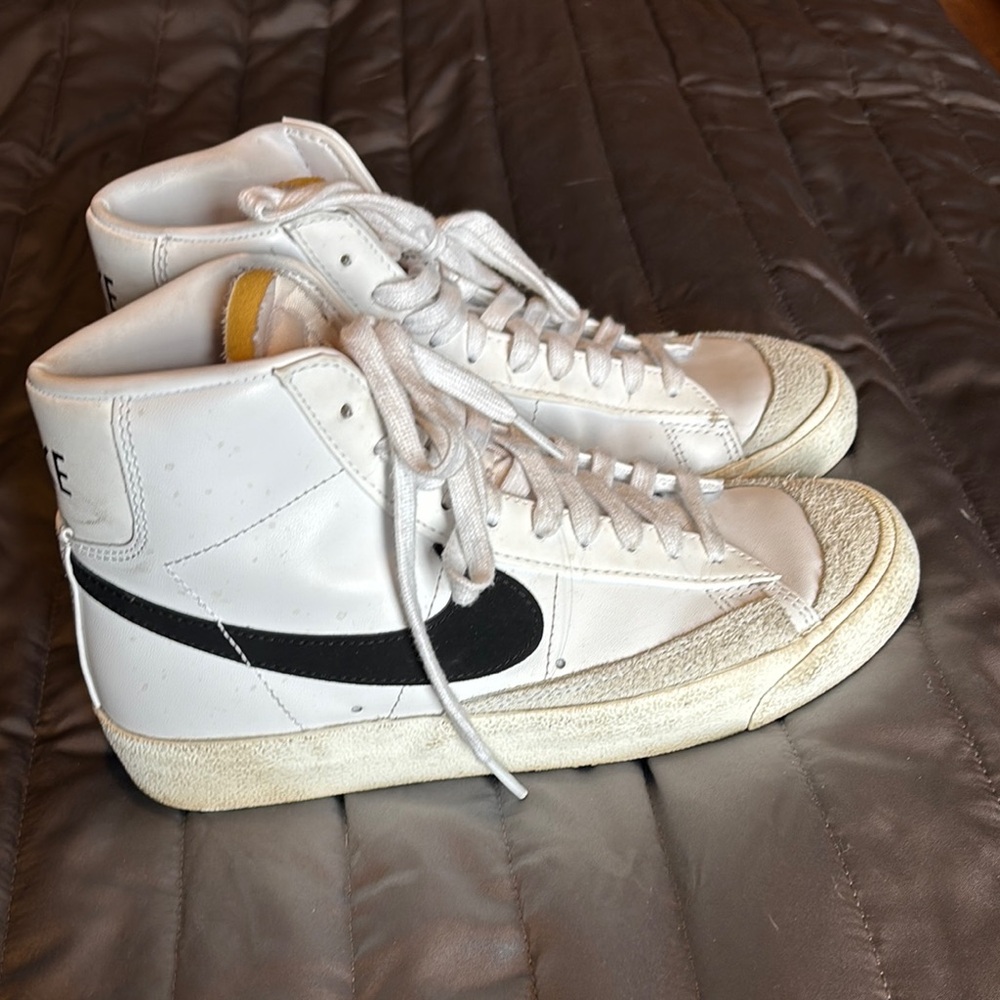 Nike Women’s Blazers Mid 77